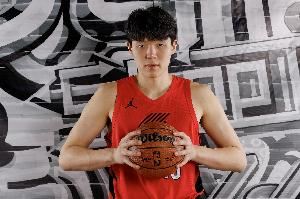 队记：青岛国信集团在培养和输送杨瀚森登陆NBA上 做到了全力托举