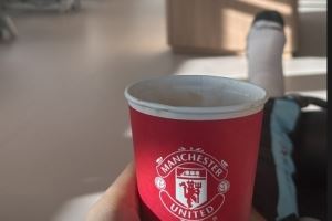 安逸！马奎尔晒在曼联基地喝咖啡照片：卡灵顿的宁静清晨