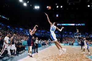 梦回巴黎!库里撤步超高弧度三分越过文班指尖!