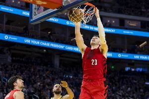 够强硬!克林根跟进拿到前场篮板 人群中暴起扣篮