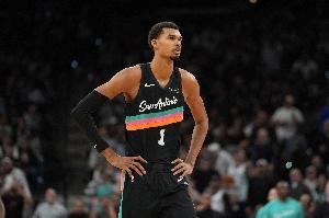 左小腿拉伤！队记：文班亚马参加了投篮训练 没有穿护具靴